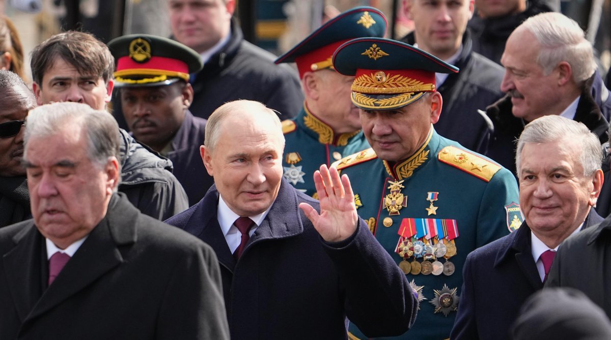 9일 제2차 세계대전에서 나치 독일에 승리한 것을 축하하는 러시아의 국경일 ‘전승기념일’ 79주년을 맞아 블라디미르 푸틴 대통령(앞줄 왼쪽에서 두 번째)이 모스크바에서 열린 기념 행사에서 손을 흔들고 있다. 모스크바=AP 뉴시스