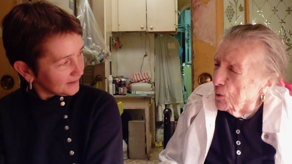 2009년 미국 뉴욕 작업실에서 대화하는 프란시스 모리스 전 테이트모던 관장(왼쪽)과 루이스 부르주아. 당시 부르주아는 97세. 1년 뒤 세상을 떠났다. 사진: 프란시스 모리스 제공