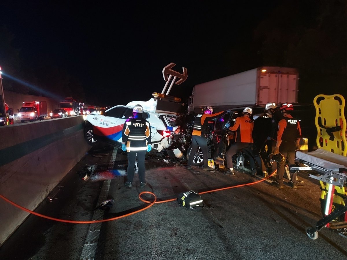 9일 오후 7시 57분경 전북 정읍시 정우면 호남고속도로 하행선 139㎞ 지점에서 교통사고를 처리하던 한국도로공사 직원이 달려오던 스포츠유틸리티차량(SUV)에 치여 숨졌다. 전북소방 제공