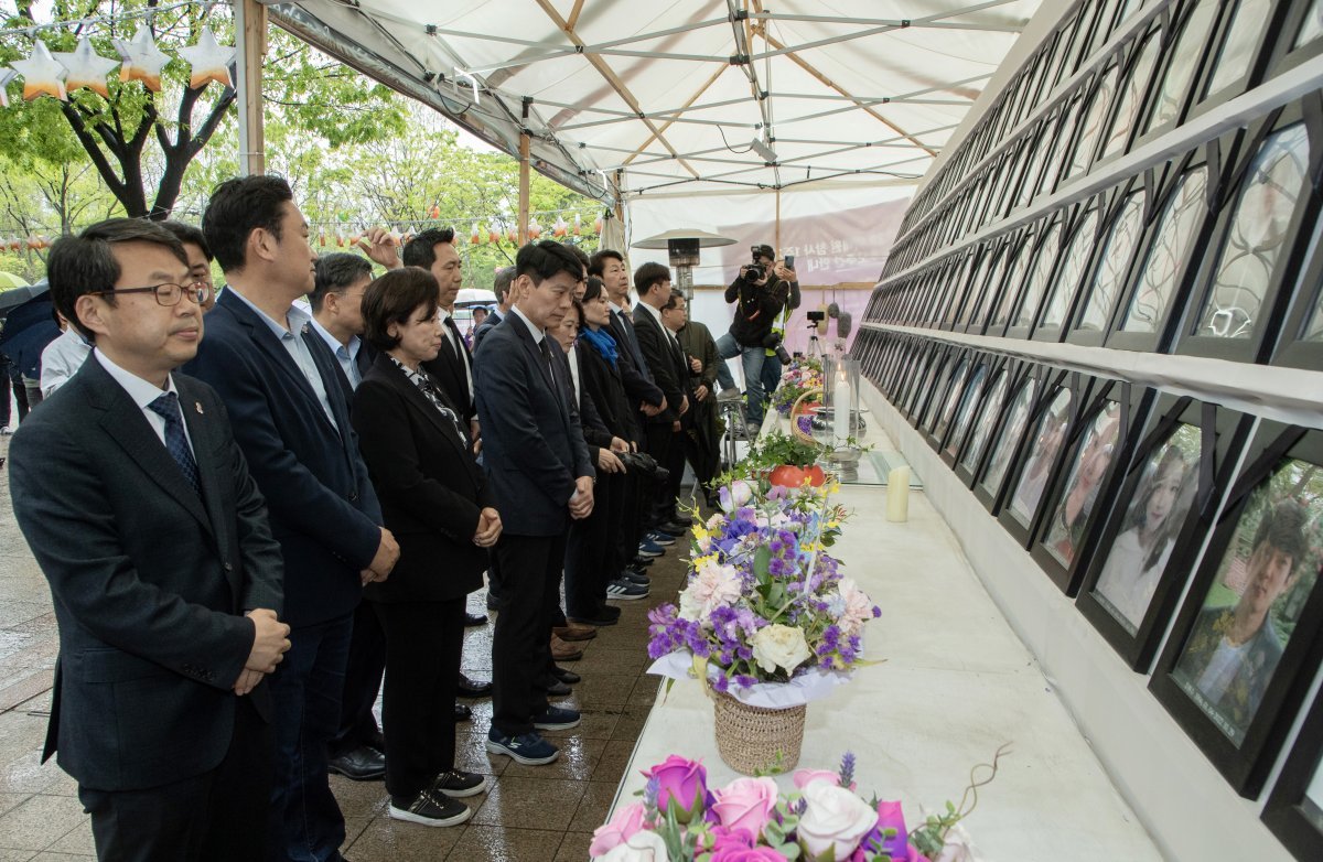 더불어민주당과 더불어민주연합 초선 국회의원 당선자들이 15일 오후 서울광장 이태원참사 희생자 분향소에서 희생자를 추모하고 있다.(공동취재) 2024.4.15