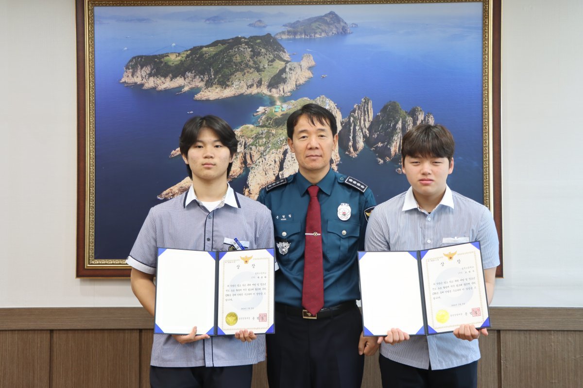 9일 윤형철 서장이 쓰러진 시민을 구한 유공 학생들에게 상장을 수여하고 있다. 왼쪽부터 동원고 곽성화 군과 충무고 조성우 군.(통영경찰서 제공)