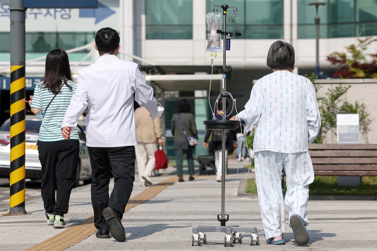 서울의 한 대학병원에서 환자와 의료진이 오가고 있다. 2024.5.9. 뉴스1