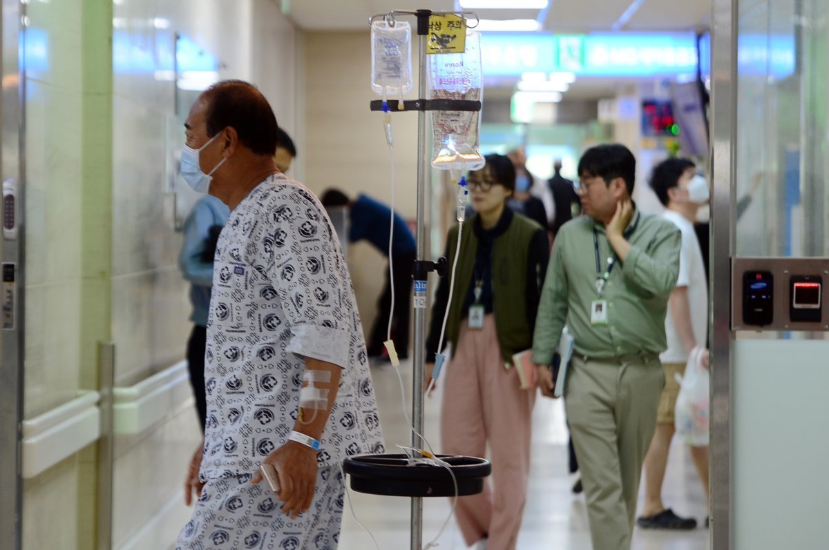 3일 오전 광주 동구 전남대학교 병원에서 시민들이 이동하고 있다. 2024.5.3/뉴스1 ⓒ News1