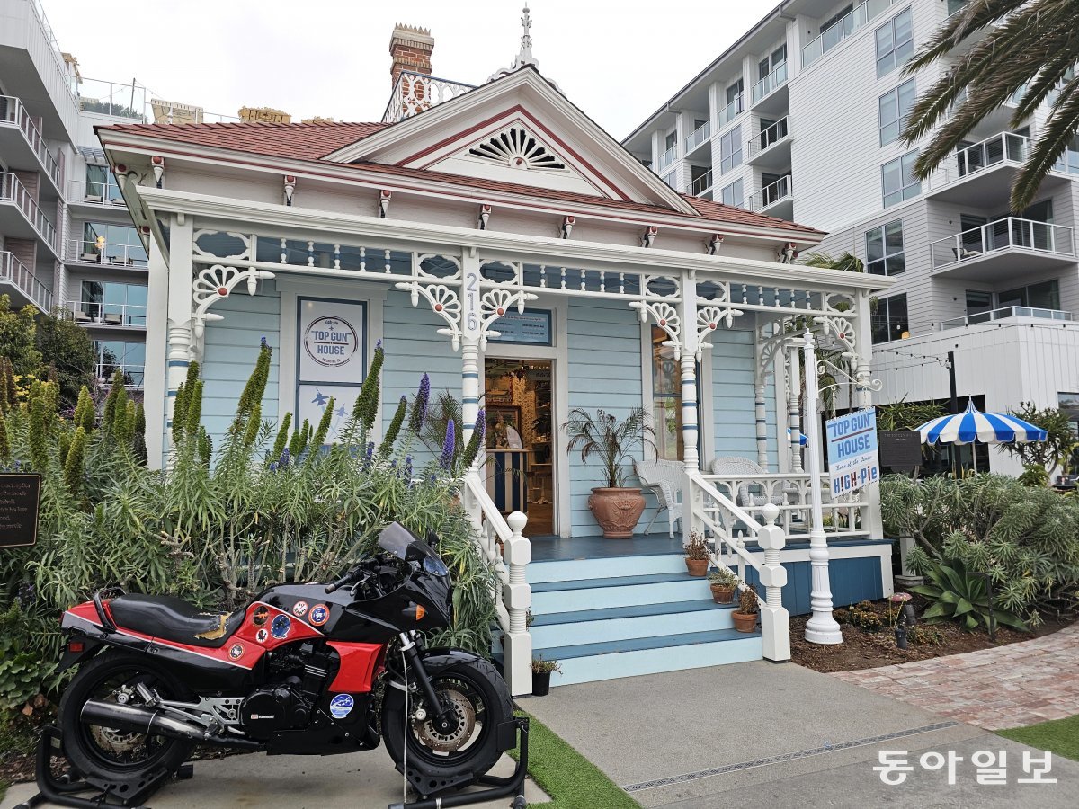 샌디에이고 ‘탑건하우스’와 영화 속 톰 크루즈가 타던 기종과 같은 오토바이.