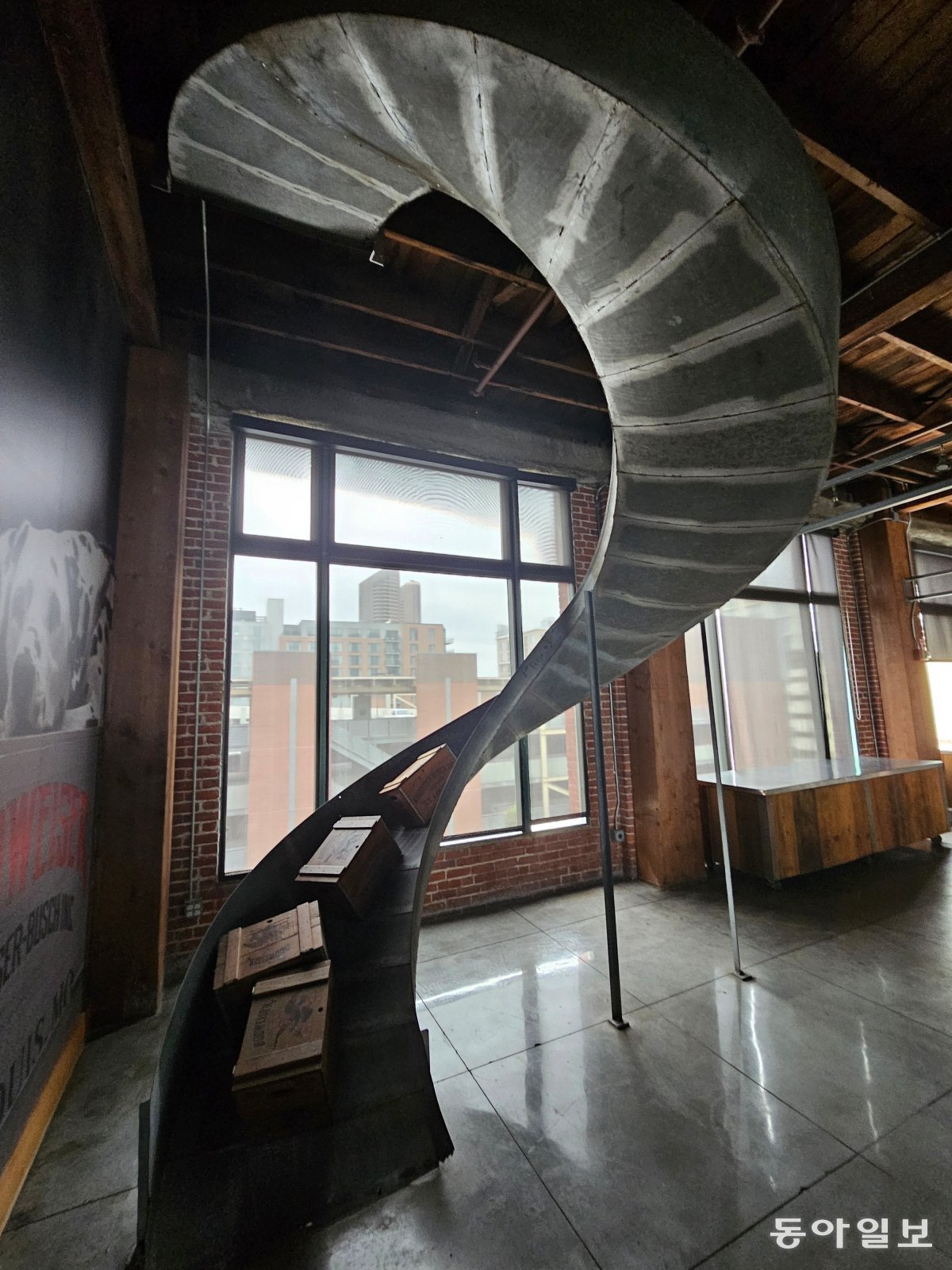 Inside the red brick building, which is part of the San Diego Padres outfield fence, the passageway through which products were transported when it was an old steel factory has been preserved as is.  Reporter Jeon Seung-hoon raphy@donga.com