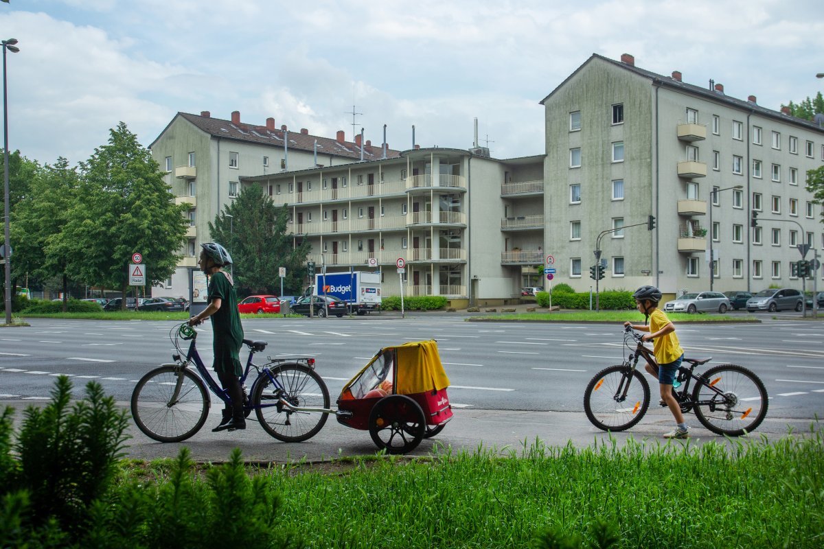 독일 쾰른에서 자전거를 타는 아버지와 아들의 모습. 게티이미지뱅크