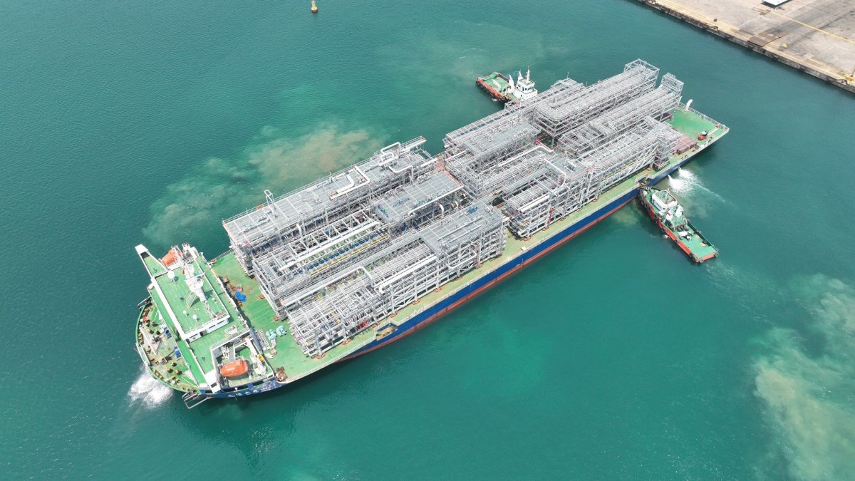 DL이앤씨 텍사스 석유화학 플랜트 현장에 설치될 총 18개, 무게 4,264톤 규모의 플랜트 모듈이 베트남 중꾸엇(Dung Quat)에서 출항하고 있다.