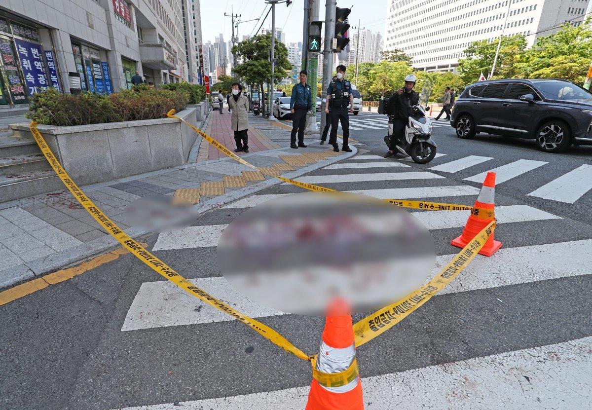 9일 오전 부산 연제구 부산지방법원 앞에서 유튜브 채널을 운영하는 50대 남성이 또 다른 유튜버인 50대 남성에게 흉기로 찌른 사건이 발생한 가운데 경찰관들이 사건 현장을 정리하고 있다. 피해자는 심정지 상태에서 병원으로 이송됐으나 사망했다. 경찰은 도주한 용의자를 경북 경주에서 검거했다. 2024.5.9/뉴스1 ⓒ News1