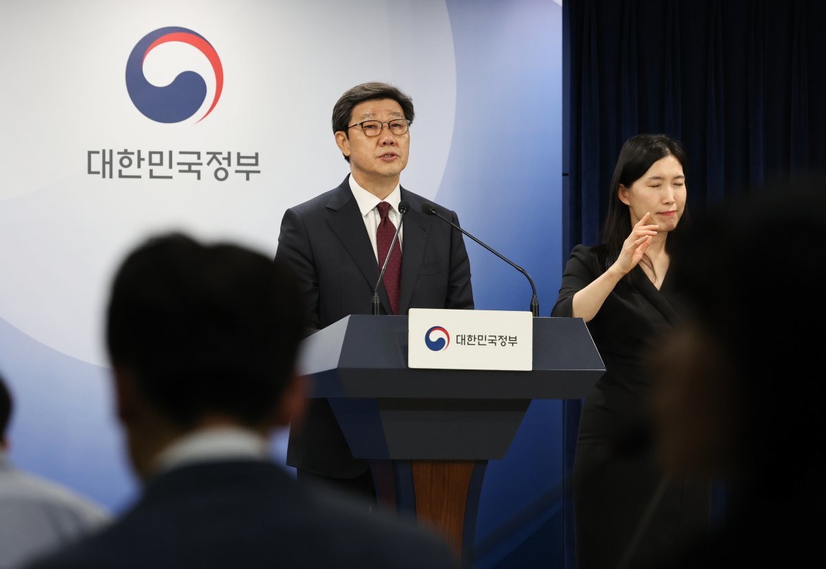 노연홍 의료개혁특별위원회 위원장이 10일 서울 종로구 정부서울청사에서 제2차 의료개혁특별위원회 회의 결과를 브리핑을 하고 있다. 2024.5.10/뉴스1