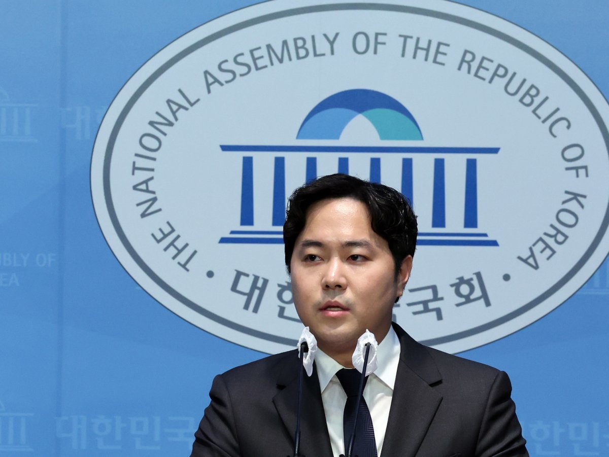 김인규 전 대통령 정무수석실 행정관이 11일 오전 서울 여의도 국회 소통관에서 부산 서구·동구 22대 국회의원 출마선언을 하고 있다. 김 전 행정관은 김영삼 전 대통령의 손자다. 2023.12.11 뉴스1