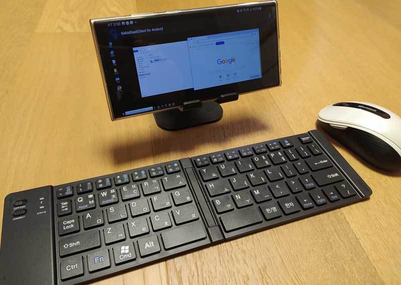 스마트폰이나 태블릿으로 접속할 때는 블루투스 키보드나 마우스가 있으면 편하다 / 출처=IT동아