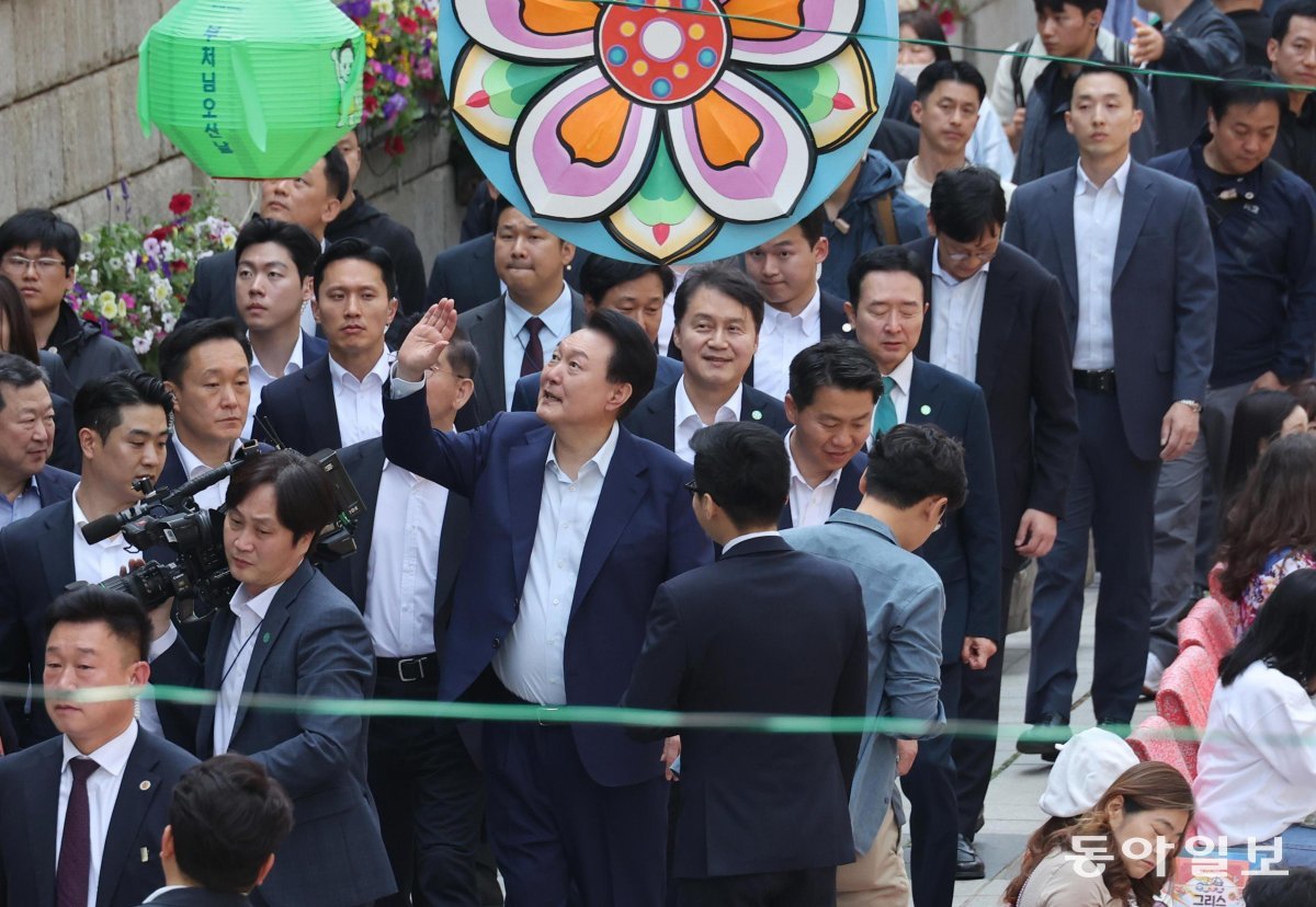 윤석열 대통령이 10일 오후 서울 종로구 청계천에서 산책을 하면서 시민들에게 손을 흔들며 인사하고 있다. 윤 대통령은 산책 중 
만난 시민이 ‘물가가 많이 올라 힘들다’고 하자 “정부에서 물가를 잡기 위해 총력을 쏟고 있다. 조금만 기다려 달라”고 말했다. 
박형기 기자 oneshot@donga.com