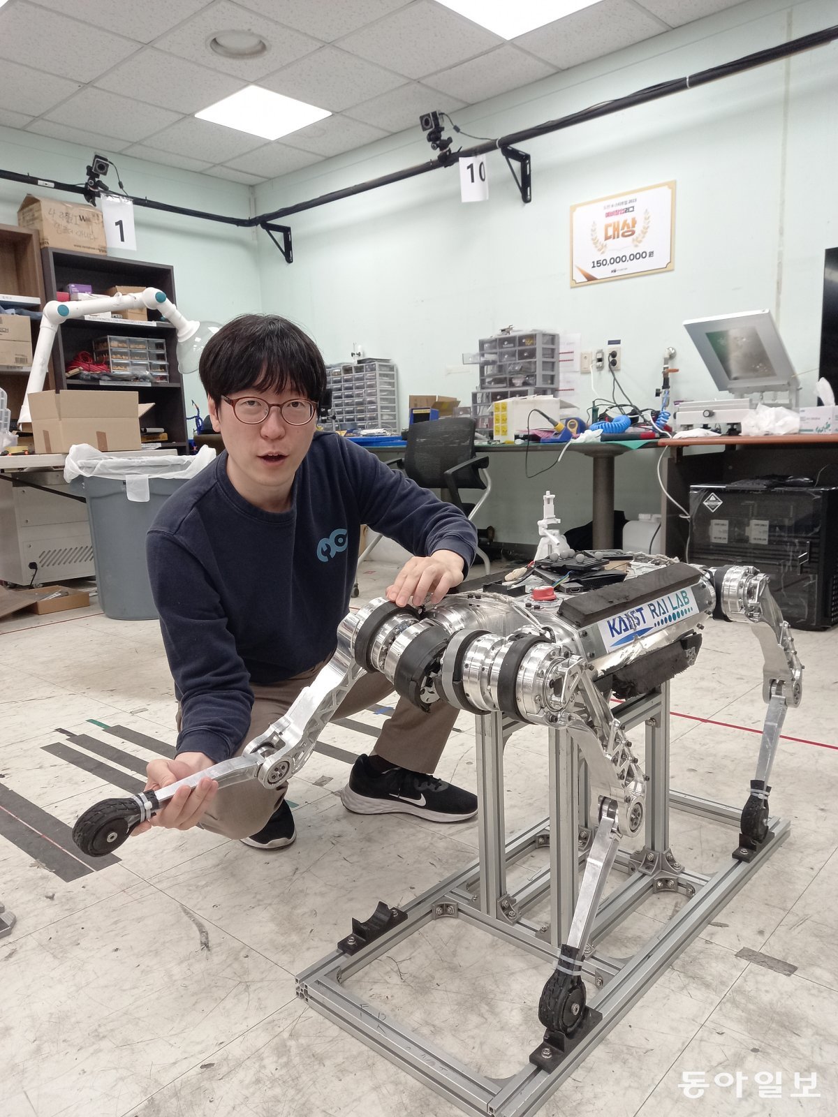 황보제민 라이온로보틱스 대표이사 겸 KAIST 교수가 7일 대전 KAIST 연구실에서 사족 로봇 라이보2 개발 원형인 라이보1의 다리를 들어 보이면서 “배터리 사용량을 줄이려고 관절을 부드럽게 움직이게 했다”고 설명하고 있다.