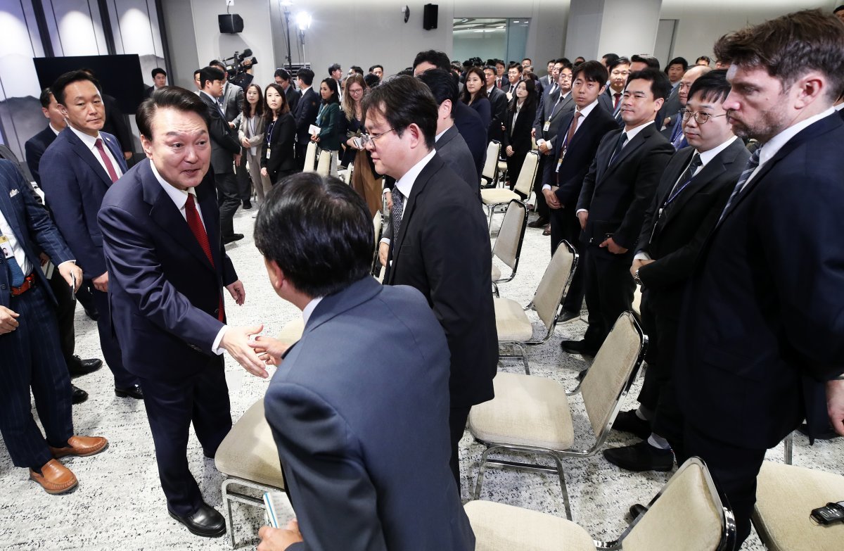 윤석열 대통령이 9일 용산 대통령실 청사 브리핑룸에서 열린 취임 2주년 기자회견을 마친 후 출입기자들과 인사를 나누고 있다. 윤 대통령의 기자회견은 2022년 8월 취임 100일 기자회견 이후 1년 9개월 만이다. 2024.5.9/뉴스1 ⓒ News1
