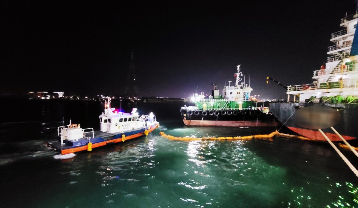 26일 오후 7시 47분쯤 인천 북항 인근 A사 부두에서 B호(320톤, 수급선)에서 C호(7,487톤, 화물선)로 급유작업 중 연료가 해상으로 유출됐다. 해경이 방제 작업을 하고 있다. (인천 해양경찰서 제공)(사진은 기사 내용과 무관함) / 뉴스1 ⓒ News1