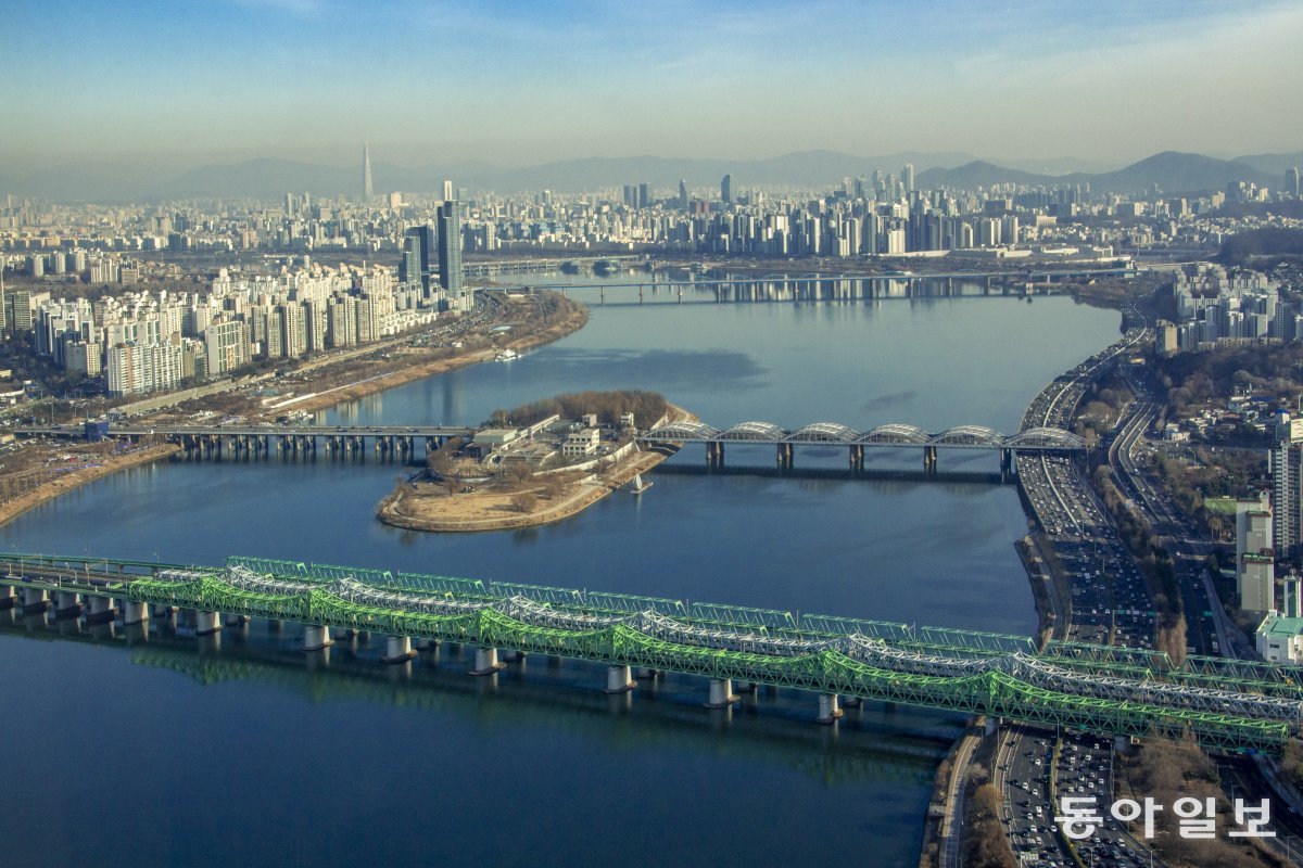 스위스 국제경영개발대학원(IMD)이 지난달 발표한 ‘2024년 글로벌 스마트시티 지수 동향’에서 한국은 서울과 부산이 각각 17위, 45위에 오를 정도로 스마트시티 분야에서 경쟁력을 갖춘 것으로 평가받고 있다.  사진은 여의도 63빌딩에서 내려다본 서울시내 전경. 동아일보  DB
