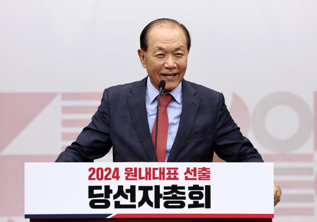 황우여 국민의힘 비상대책위원장이 9일 오후 서울 여의도 국회에서 열린 2024 원내대표 선출 선거 당선자총회에서 인사말을 하고 있다. 2024.5.9. 뉴스1