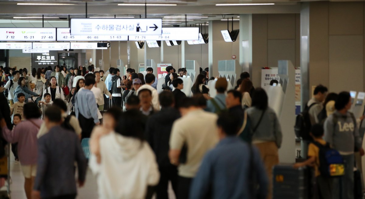 근로자의 날인 1일 서울 강서구 김포공항 국내선 탑승수속 층이 이용객들로 북적이고 있다. 2024.5.1/뉴스1 ⓒ News1