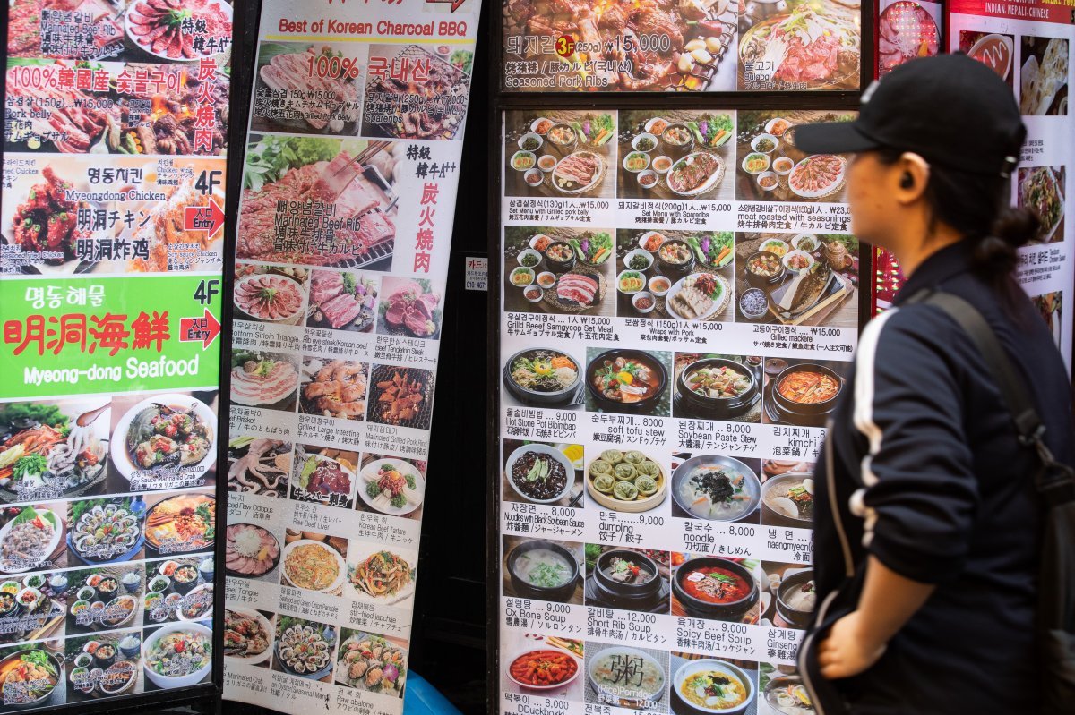 6일 서울시내 한 음식점 앞에 메뉴 안내문이 놓여 있다. 6일 통계청 국가통계포털에 따르면 4월 외식 물가 상승률은 3.0%로, 이는 전체 소비자물가 상승률 평균(2.9%)보다 0.1%포인트 높은 수치다. 이 같은 현상은 3년째 지속 중인 것으로 나타났다. 2024.5.6/뉴스1 ⓒ News1