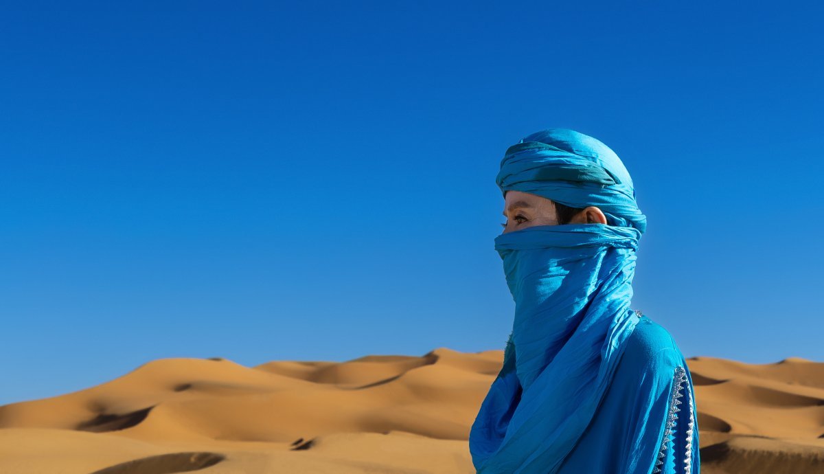모로코 사하라 사막을 뒤로한 채 먼 곳을 응시하고 있는 리송. 그는 지난해 4월 아프리카 모로코에 가 화보 촬영을 진행, 화보집 ‘LISONG In MOROCCO’를 발간했다. 화보집 중 발췌