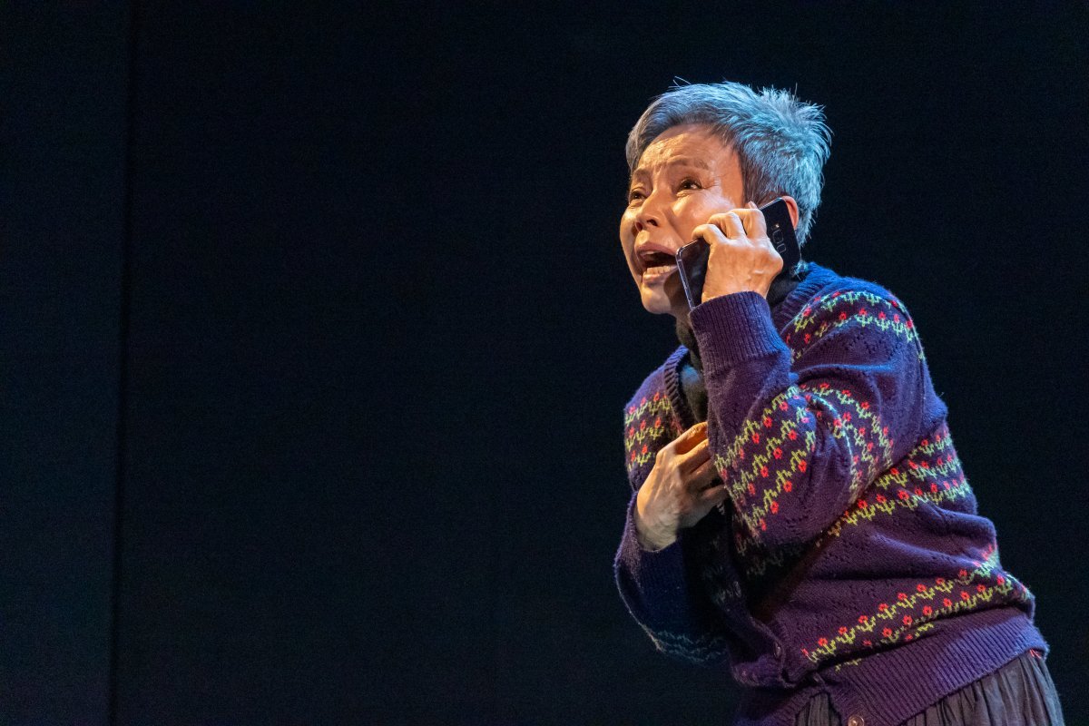 올해 2월 ‘씨어터송’에서 열린 연극 ‘죽음 혹은 아님’에서 울분을 토하는 연기를 선보이고 있는 리송. 리송 제공