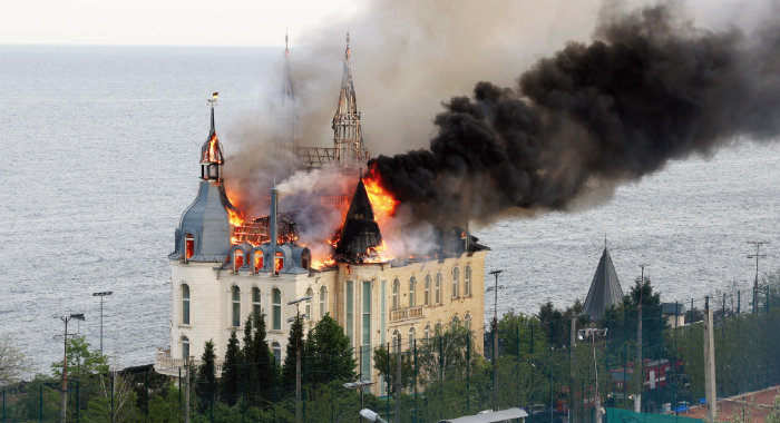 4월 29일(현지 시간) 우크라이나 오데사에 있는 국립법학대 건물이 러시아의 미사일 공격으로 불타고 있다. 뉴시스