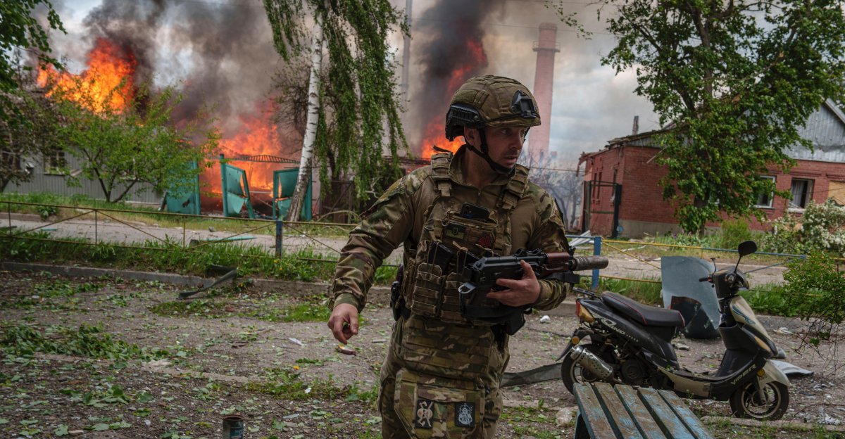 불타는 하르키우 11일 우크라이나 북동부 하르키우주 보우찬스크에서 러시아군의 공습으로 불타는 건물을 뒤로한 채 
우크라이나 군인이 이동하고 있다. 러시아군이 최근 우크라이나 북동부의 주요 지역을 속속 점령하고 있는 가운데 이날도 러시아 
국방부는 하르키우주에서 5개 마을을 점령했다고 주장했다. 보우찬스크=AP 뉴시스