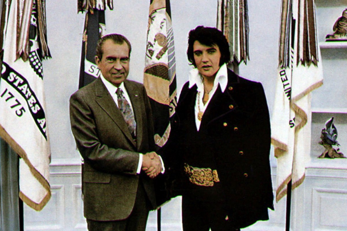 백악관을 방문한 엘비스 프레슬리와 리처드 닉슨 대통령. 리처드 닉슨 대통령 도서관 홈페이지