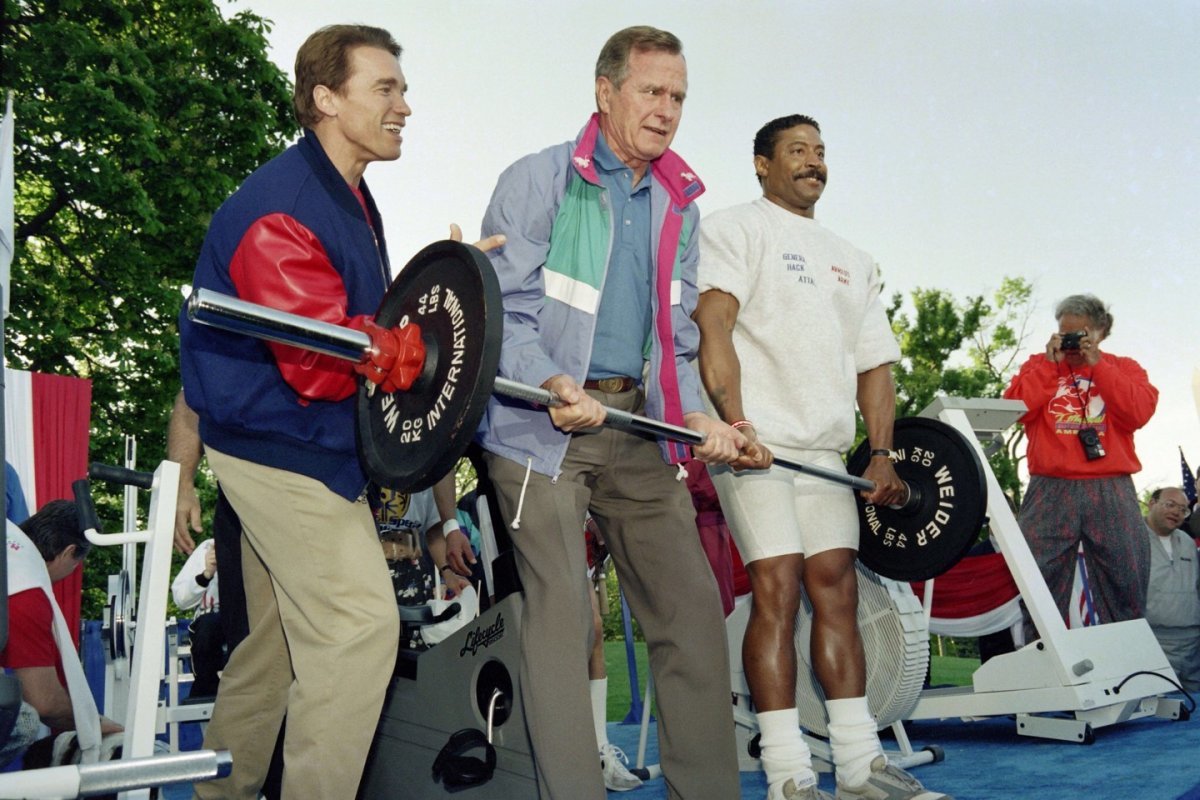 백악관에서 열린 체력 단련 캠페인에서 조지 H W 부시 대통령(가운데)과 아놀드 슈왈제네거(왼쪽). 조지 H W 부시 도서관 센터 홈페이지