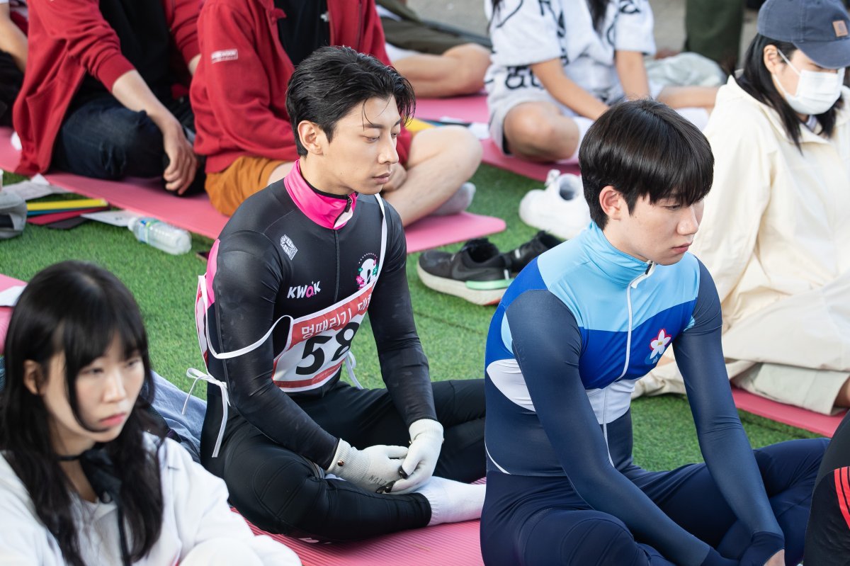 쇼트트랙 선수 곽윤기가 12일 서울 반포한강공원 잠수교에서 열린 ‘한강 멍때리기 대회’에 참석해 멍하니 앉아 있다. 대회 참가자는 90분 동안 어떤 행동도, 아무 생각도 하지 않고 멍한 상태를 유지하면 된다. 대회 우승자는 ‘심박수 그래프’와 ‘현장 시민투표’를 종합적으로 평가해 선정된다. 2024.5.12 뉴스1