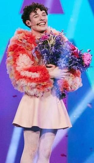 11일 스웨덴 말뫼에서 열린 ‘유로비전 송콘테스트’에서 우승한 스위스 가수 ‘니모’가 축하 꽃다발을 들고 웃고 있다. 그는 자신을 남성도 여성도 아닌 ‘논바이너리(nonbinary)’로 규정했다. 사진 출처 유로비전 인스타그램