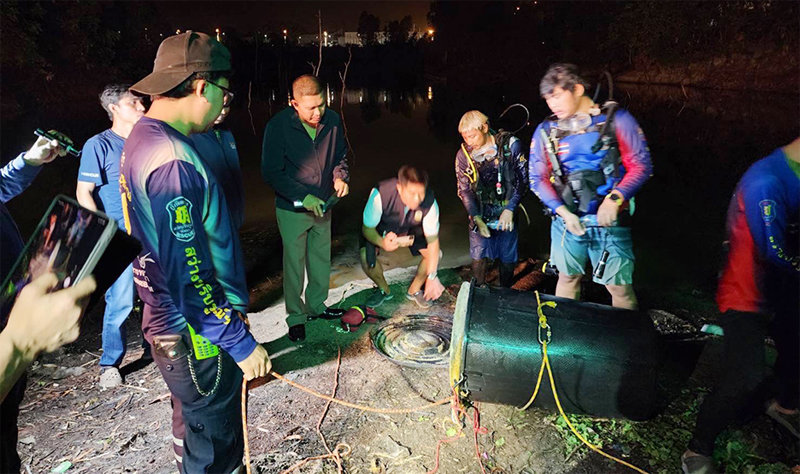 11일 태국 파타야 맙쁘라찬 저수지에서 잠수부들이 시멘트로 메워진 드럼통을 끌어올린 뒤 살펴보고 있다. 현지 경찰은 이 드럼통에서
 발견된 시신이 최근 납치된 것으로 신고된 30대 한국인 관광객 노모 씨로 추정된다고 밝혔다. 사진 출처 태국 카오솟