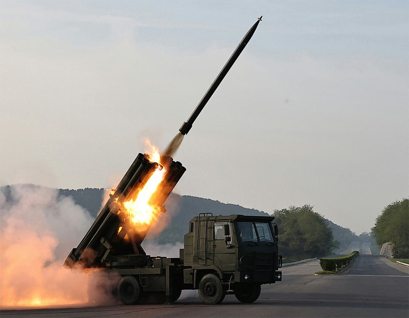 북한이 수도권을 타격하기 위해 개발 중인 240mm 개량형(갱신형) 방사포가 10일 시험 발사되고 있다. 노동신문=뉴스1