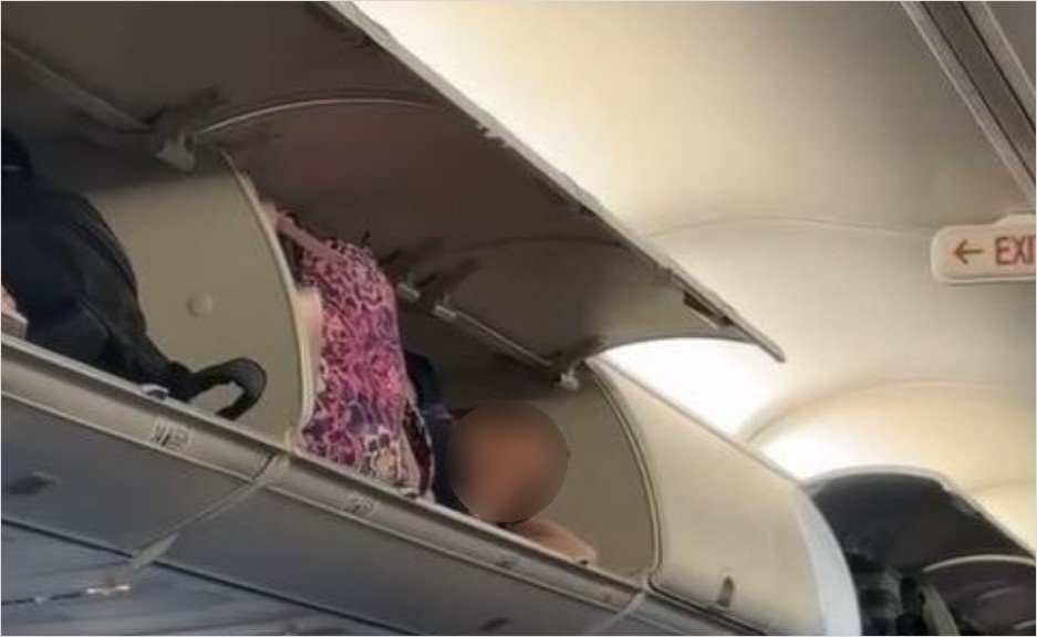 비행 중인 여객기에서 한 여성이 기내 좌석 위 짐칸에 들어가 낮잠을 자듯 누워있는 영상이 소셜미디어 중심으로 확산하며 화제가 됐다. 뉴시스 갈무리