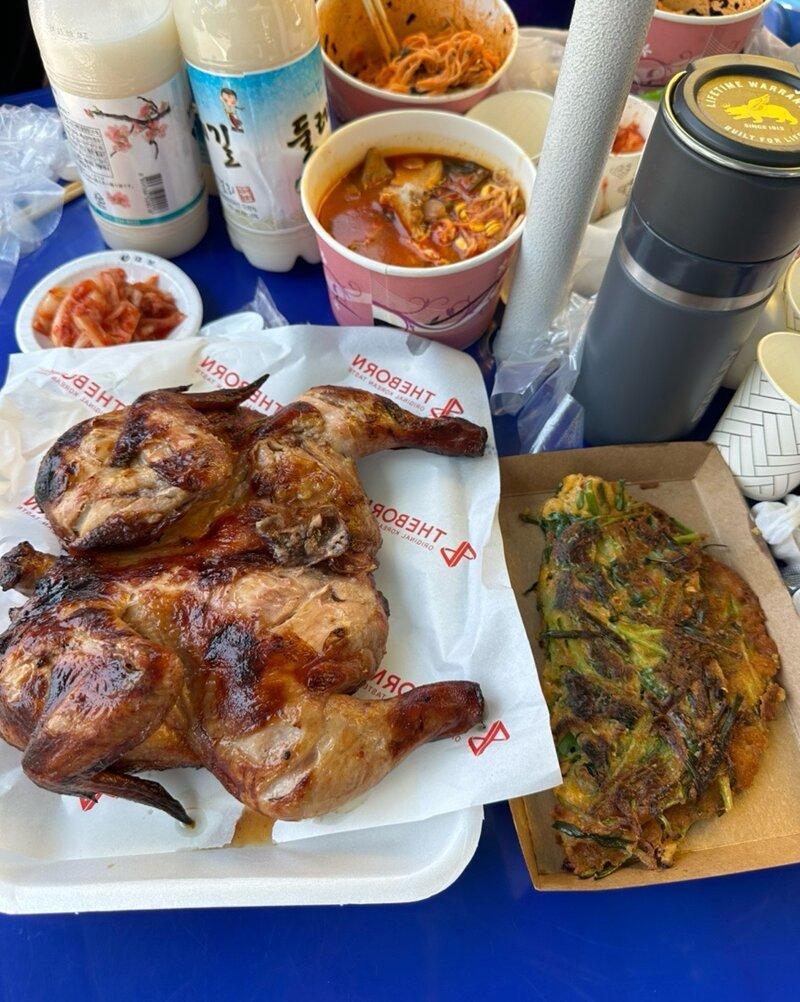 올해 전북 남원 ‘춘향제’에서 판매하는 닭 바비큐와 전 등 먹거리. ‘보배드림’ 캡처