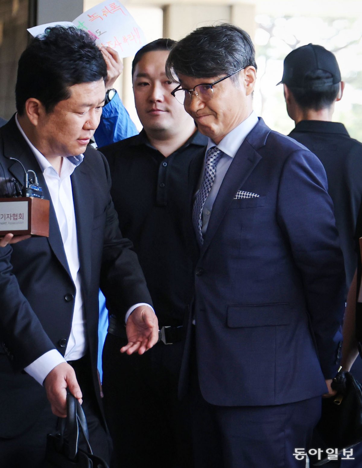 13일 최 목사가 취재진 질문을 모두 받은 뒤 서울지검 청사로 들어서고 있다. 박형기 기자 oneshot@donga.com