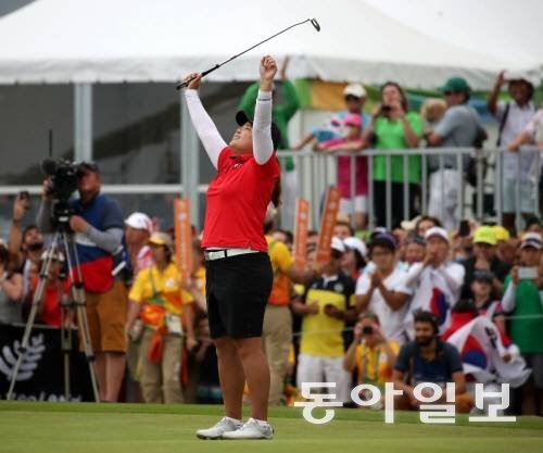 박인비가 2016년 리우데자네이루 올림픽 여자 골프에서 금메달을 딴 후 두 팔을 벌려 기쁨을 표현하고 있다. 동아일보 DB