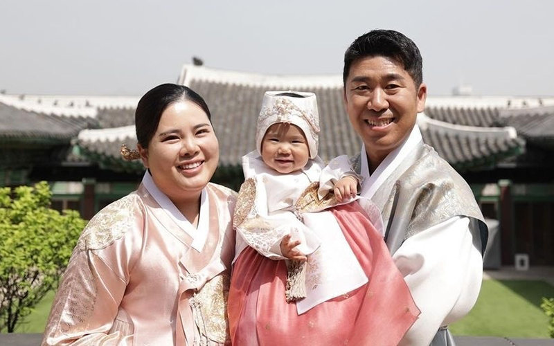 박인비(왼쪽)-남기협(오른쪽) 부부가 지난 달 돌잔치에서 딸 인서 양을 안고 있다. 박인비 인스타그램