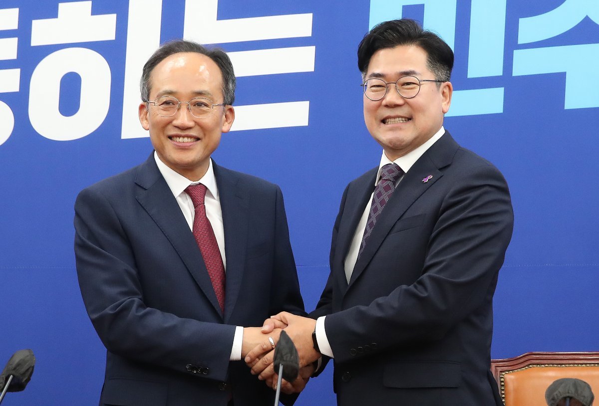 추경호 국민의힘 원내대표가 13일 오전 서울 여의도 국회에서 박찬대 더불어민주당 원내대표를 예방하고 있다. 2024.5.13.뉴스1