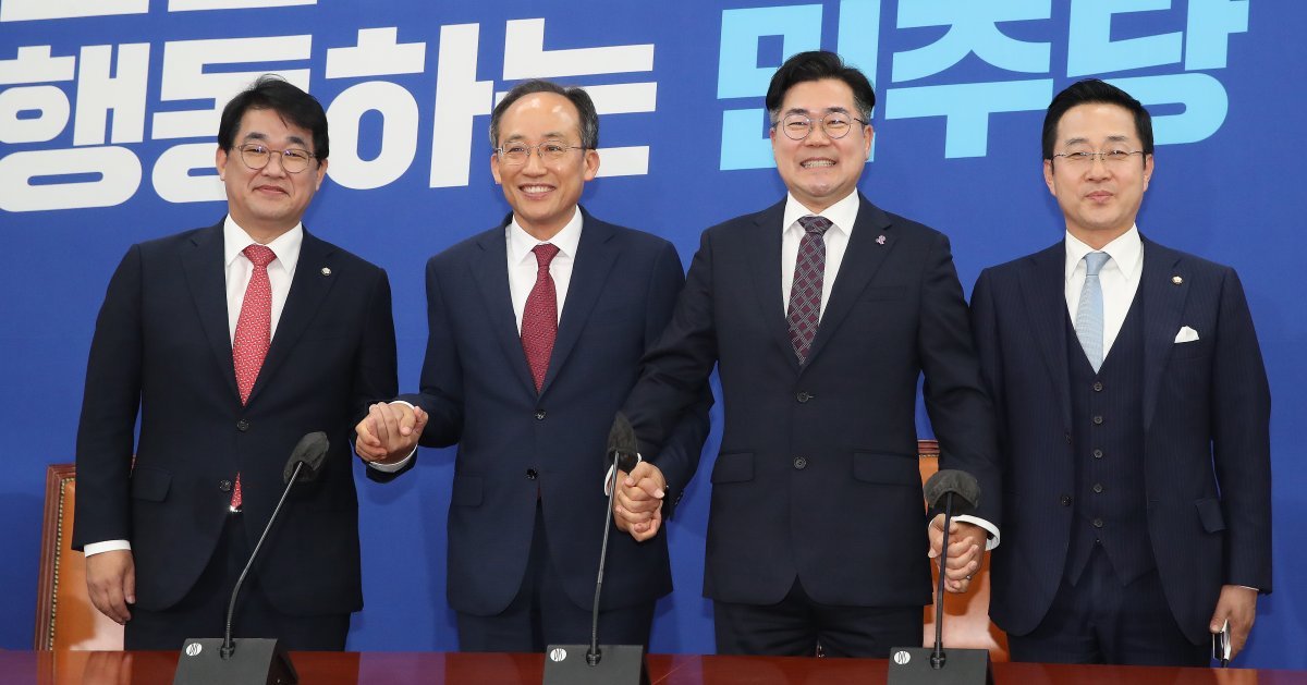 추경호 국민의힘 원내대표가 13일 오전 서울 여의도 국회에서 박찬대 더불어민주당 원내대표를 예방하고 있다. 왼쪽부터 배준영 국민의힘 원내수석부대표, 추 원내대표, 박 원내대표, 박성준 더불어민주당 원내수석부대표. 2024.5.13.뉴스1