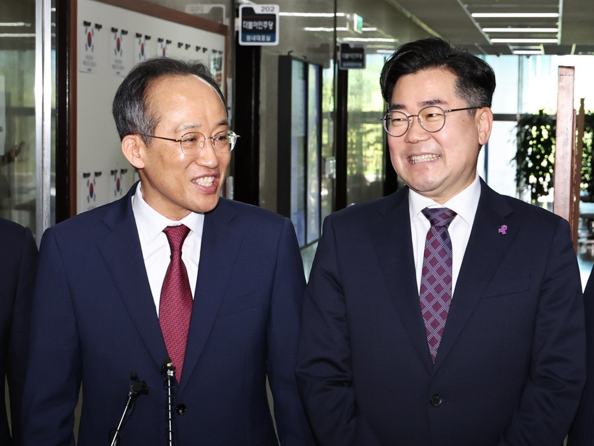 추경호 국민의힘 원내대표와 박찬대 더불어민주당 원내대표가 13일 서울 여의도 국회에서 회동을 마친 뒤 취재진의 질문에 답하고 있다. 2024.5.13.뉴스1