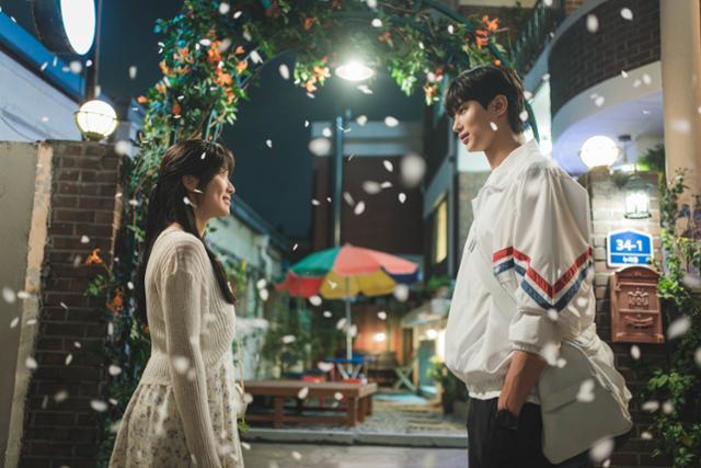 선재와 솔이 서로를 바라보는 모습은 로맨스물의 전형이다. tvN 제공