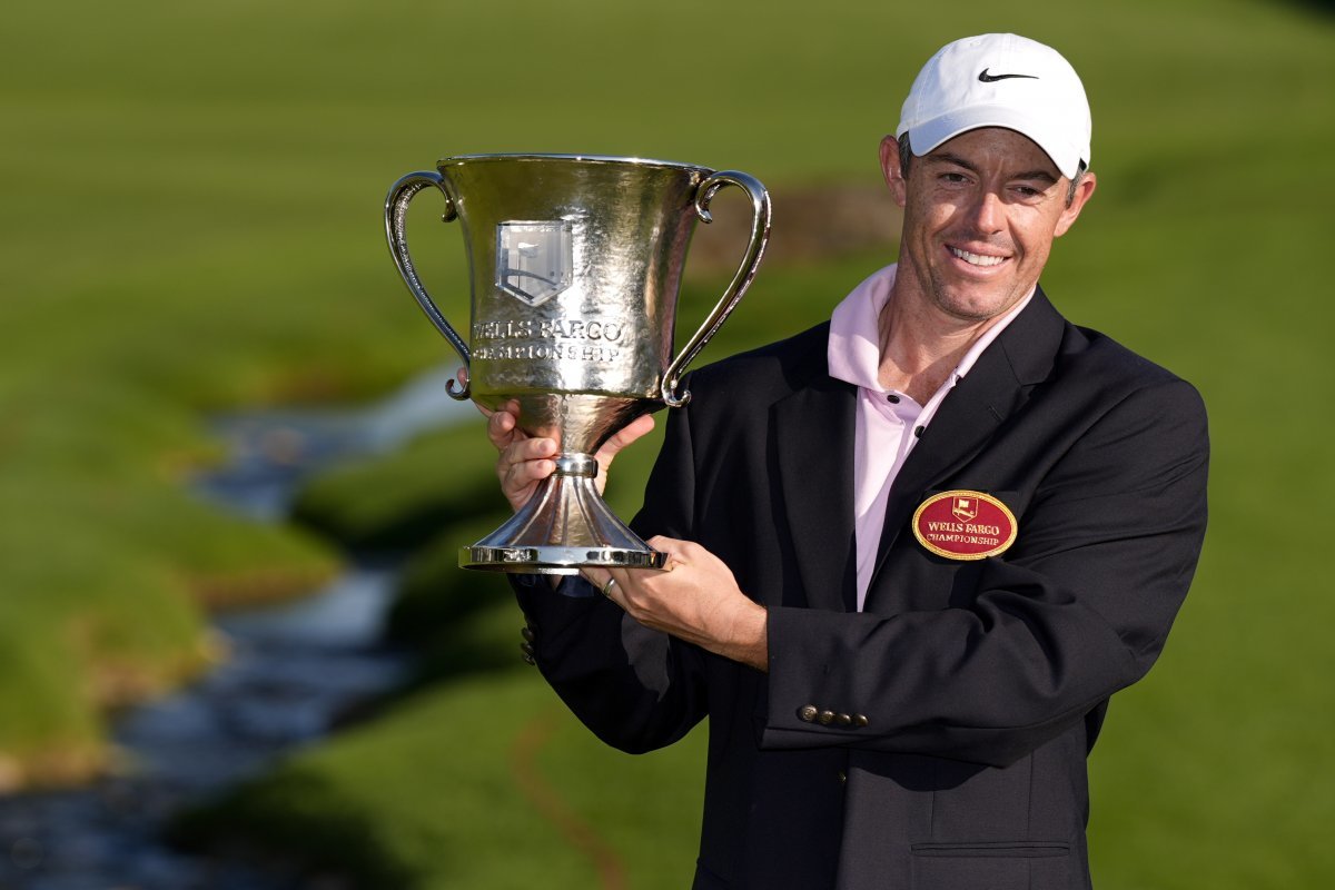 매킬로이, 웰스파고 챔피언십 우승 로리 매킬로이(북아일랜드)가 13일 미국프로골프(PGA)투어 웰스파고 챔피언십 정상을 차지한 뒤 우승 트로피를 들고 카메라 앞에 섰다. 샬럿=AP 뉴시스