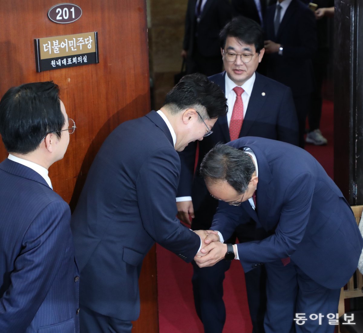 손님 입장으로 찾아 온 추 원내대표가 고개를 숙이며 인사하고 있다.