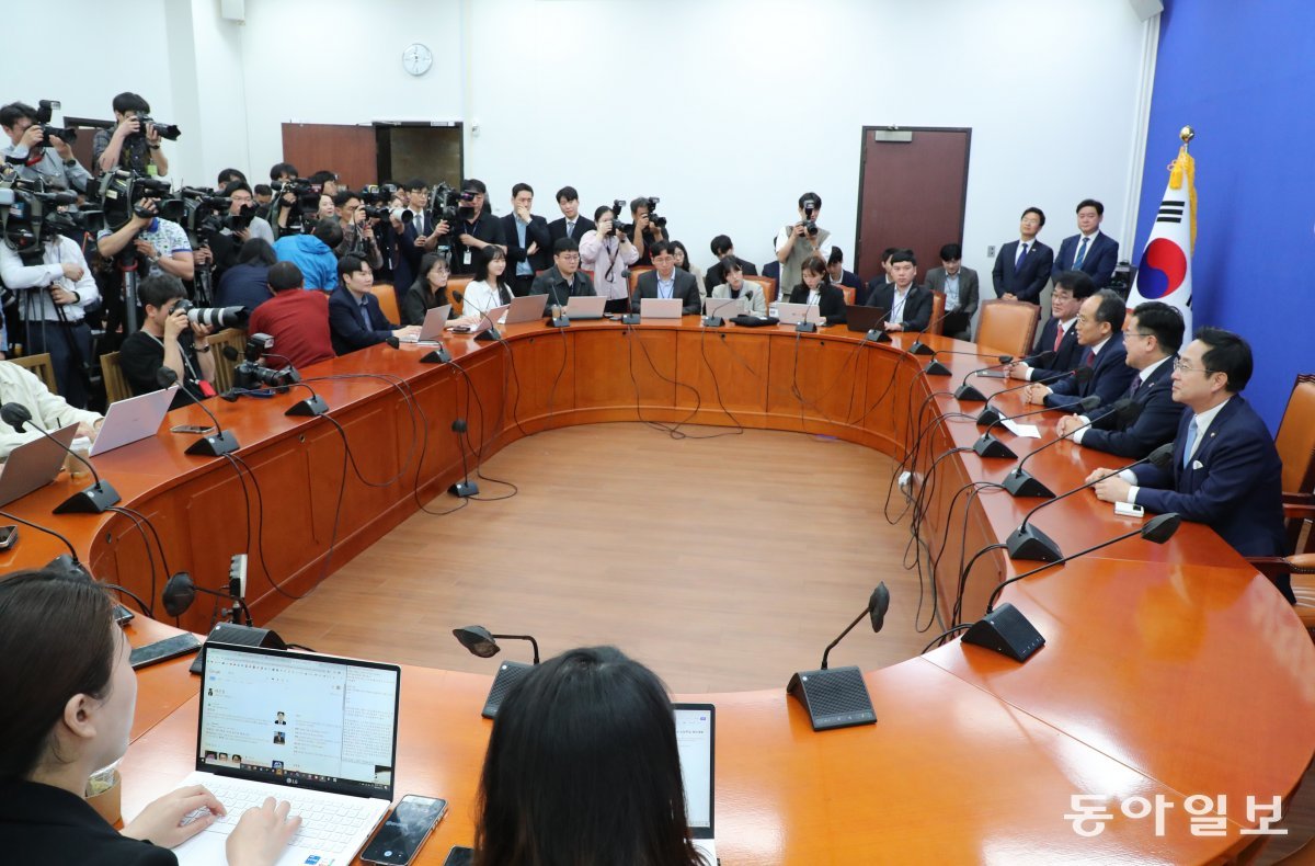 여야 원내 수장들의 첫 회동이어서 수많은 신문,방송 기자들이  더  많이 몰려들었다.