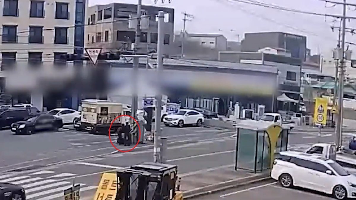 80대 치매 노인의 실종 경보 문자메시지를 받은 50대 남성 조성복 씨가 노인을 발견해 접근하고 있다. 경기남부경찰청 제공