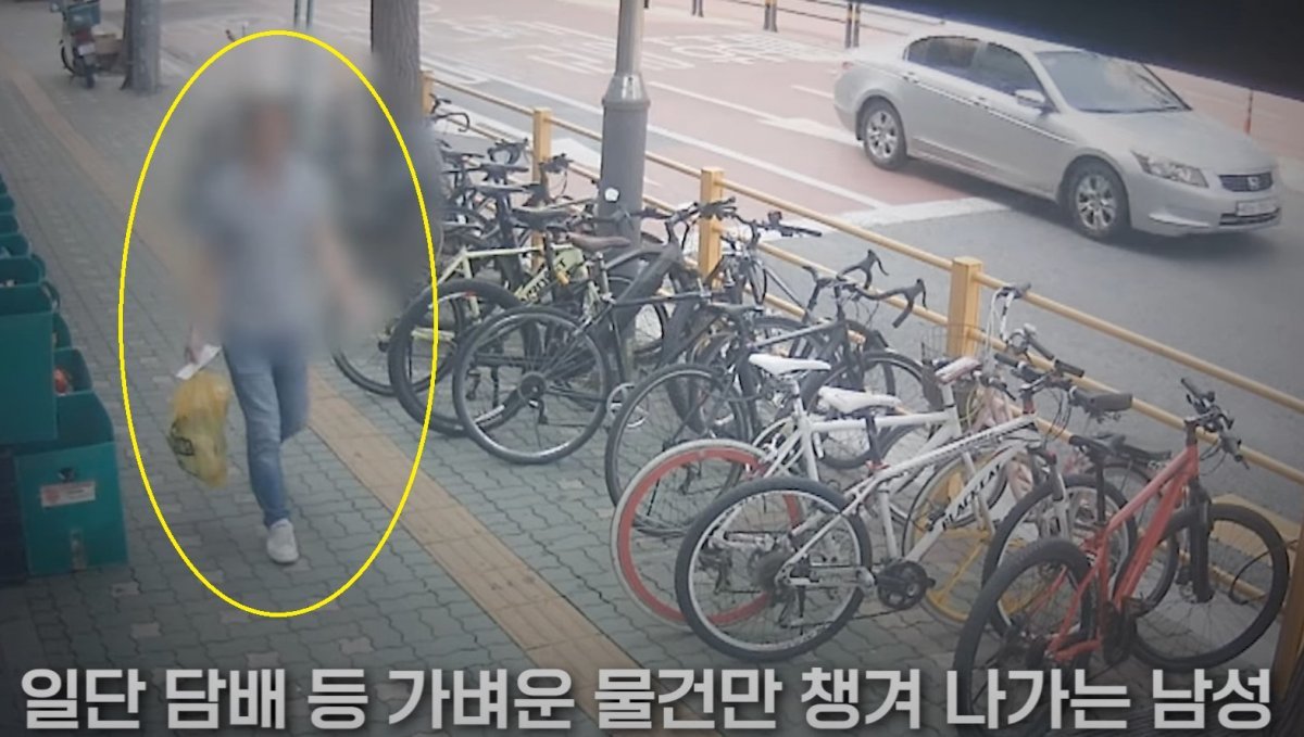 ‘선배송 후결제’ 제도를 악용해 마트에서 담배 등을 훔쳐온 A 씨. 서울경찰 유튜브 캡처