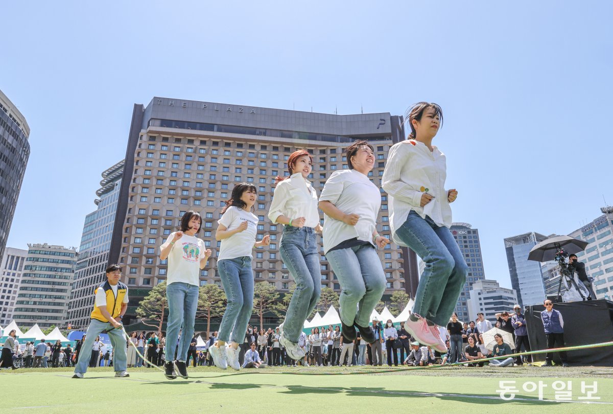 14일 서울 중구 서울광장에서 열린 ‘2024 서울헬스쇼’ 개막식에서 직장인들이 단체 줄넘기를 하고 있다. 이한결 기자 always@donga.com