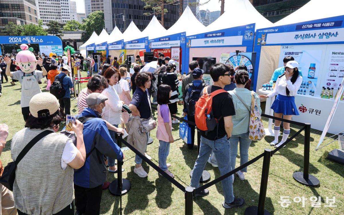 14일 서울 중구 서울광장에서 열린 ‘2024 서울헬스쇼’에서 시민들이 주식회사 삼양사 부스를 둘러보고 있다.  이한결 기자 always@donga.com