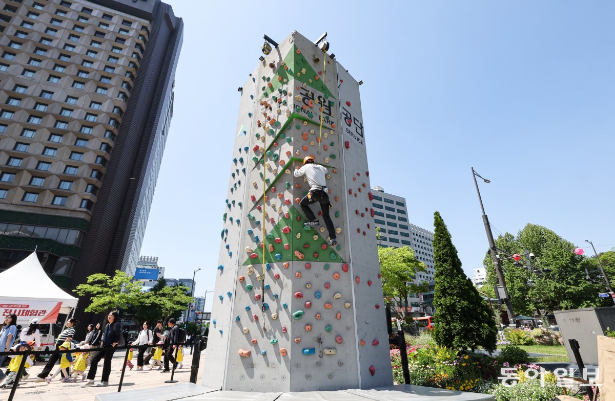 14일 서울 중구 서울광장에서 열린 ‘2024 서울헬스쇼’에서 시민들이 국립공원공단 부스에서 암벽등반을 체험하고 있다. 이한결 기자 always@donga.com